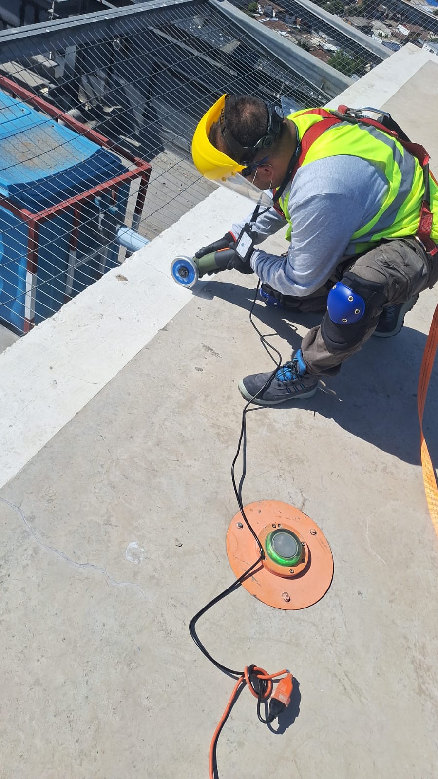 Especialista de MB SpA realizando trabajos en altura sobre un helipuerto hospitalario