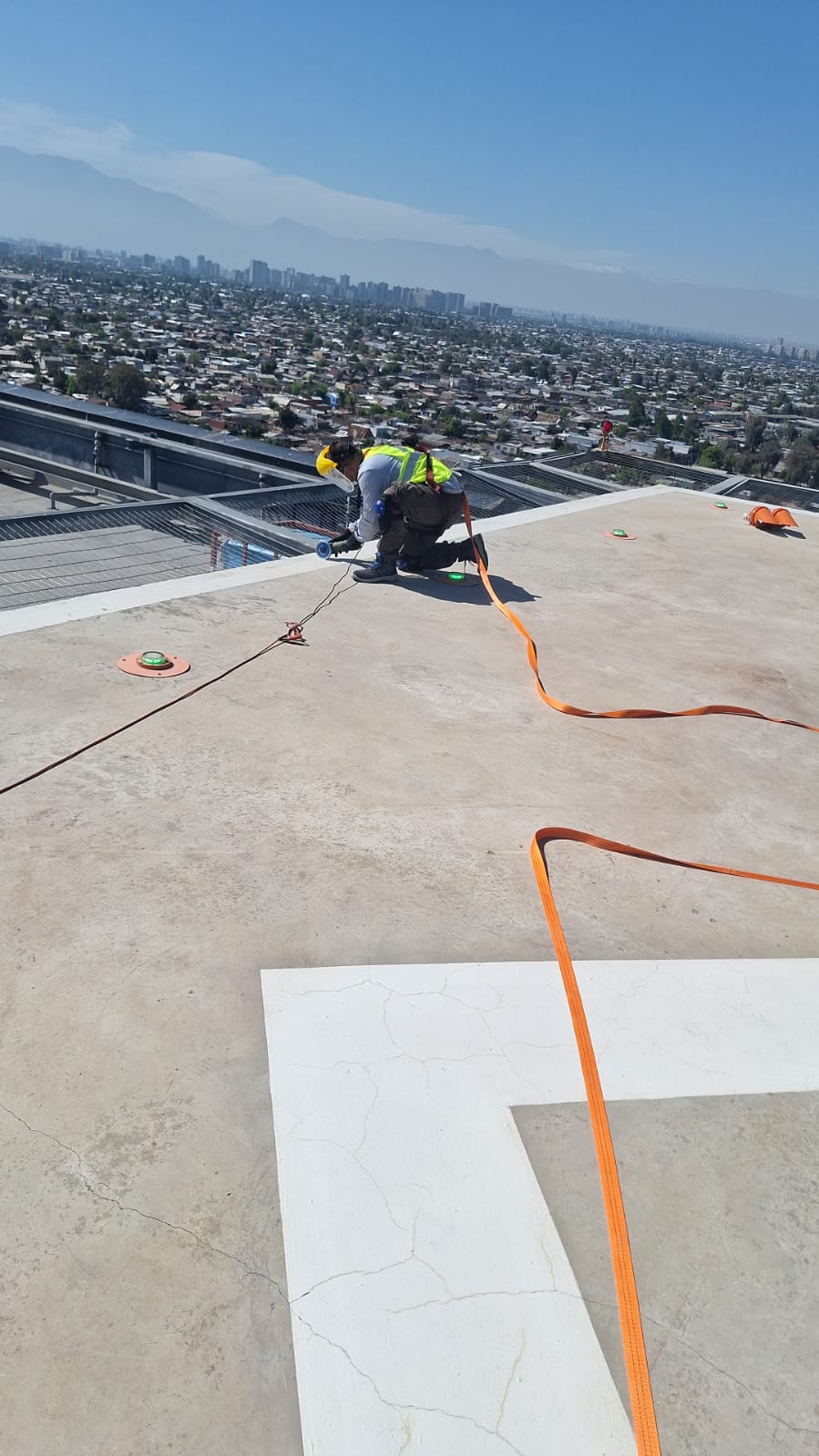 Trabajo especializado en el helipuerto del Hospital Félix Bulnes